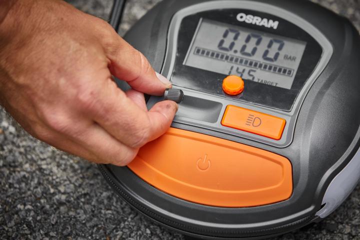 Дигитален компресор за гуми Osram OTI1000, снимка 2 - Помпи и компресори